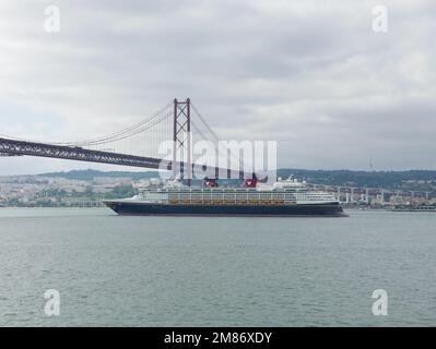 Die Brücke 25 de Abril ist eine Hängebrücke in Portugal über den Tagus, die die Stadt Lissabon, Hauptstadt von Portugal, mit der Stadt Almada verbindet. Stockfoto