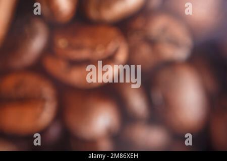 Verschwommene lose große Kaffeebohnen. Hochwertiges Foto Stockfoto