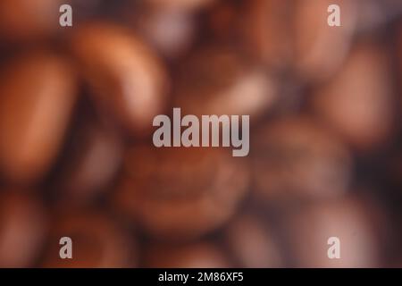 Verschwommene lose große Kaffeebohnen. Hochwertiges Foto Stockfoto