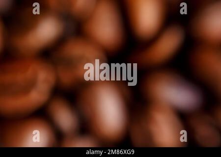 Verschwommene lose große Kaffeebohnen. Hochwertiges Foto Stockfoto