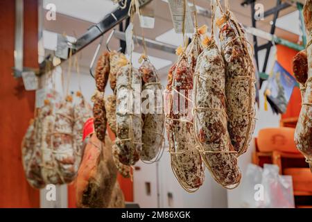 Salami-Wurst zum Verkauf in einem Salumeria Fleisch- und Käseladen auf dem Zentralmarkt Mercato Centrale in Florenz, Italien Stockfoto