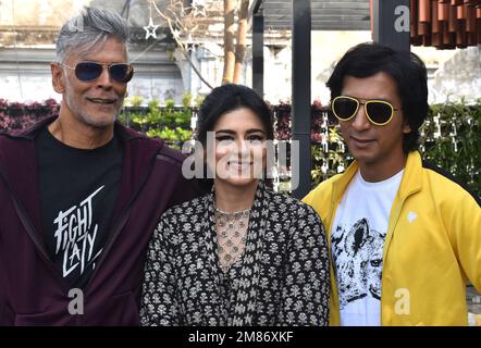 11. Januar 2023, Kolkata, Westbengalen, Indien: Schauspieler ANUSHMAN JHA, MILINND SOMAN und Schauspielerin RIDHI DOGRA bei einer Fotokonferenz für den bevorstehenden Bollywood-Film „Lakadbaggha“, der in Roots stattfindet. Es ist Indiens erster Actionfilm über einen Selbstjustizler. (Kreditbild: © Sayantan Chakraborty/Pacific Press via ZUMA Press Wire) NUR REDAKTIONELLE VERWENDUNG! Nicht für den kommerziellen GEBRAUCH! Stockfoto