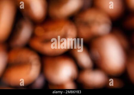 Verschwommene lose große Kaffeebohnen. Hochwertiges Foto Stockfoto