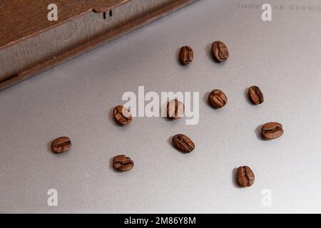 Der Türke steht auf einem Laptop, Kaffeebohnen sind verstreut. Hochwertiges Foto Stockfoto