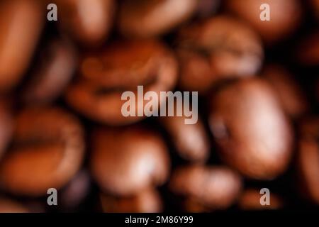 Verschwommene lose große Kaffeebohnen. Hochwertiges Foto Stockfoto