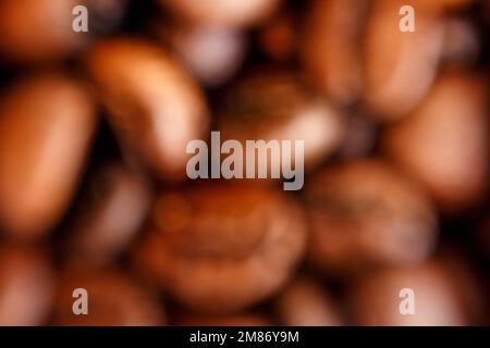 Verschwommene lose große Kaffeebohnen. Hochwertiges Foto Stockfoto