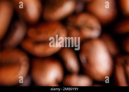 Verschwommene lose große Kaffeebohnen. Hochwertiges Foto Stockfoto