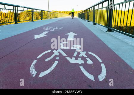 Das Symbol für die Fahrradspur zeigt die Straße für Fahrräder auf der Fußgängerbrücke an. Das Fahrrad-Schild Stockfoto