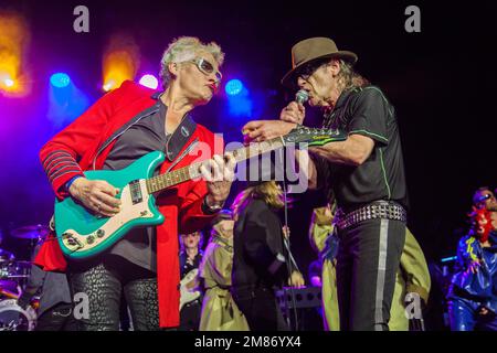 Udo Lindenberg mit Panikorchester live auf der Bühne. Er ist deutscher Sänger, Schlagzeuger und Komponist. Stockfoto