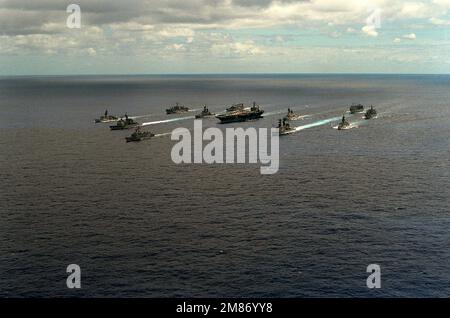 Steuerbord-Bugblick der Kampfgruppe Charlie in Formation. Der nuklearbetriebene Flugzeugträger USS CARL VINSON (CVN-70) befindet sich im Zentrum der Gruppe. Land: Indischer Ozean (IOC) Stockfoto