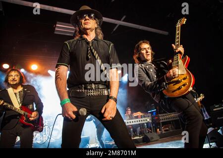 Udo Lindenberg mit Panikorchester live auf der Bühne. Er ist deutscher Sänger, Schlagzeuger und Komponist. Stockfoto