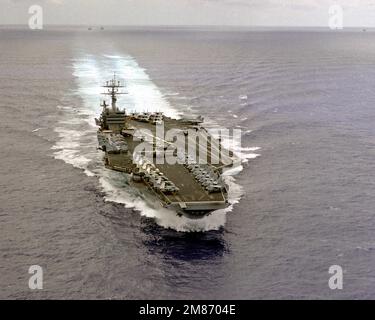 Ein Luftbord-Steuerbord-Bugblick des nuklearbetriebenen Flugzeugträgers USS CARL VINSON (CVN-70) im Gange. Land: Indischer Ozean (IOC) Stockfoto