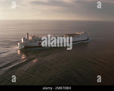 Ein Steuerbord-Viertelblick auf das während der Seeversuche im Einsatz befindliche Spitalschiff USNS MERCY (T-AH-19). Land: Golf Von Mexiko Stockfoto