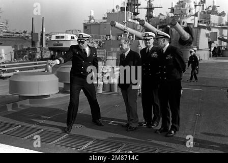 Hauptmann Larry Seaquist, kommandierender Offizier des Schlachtschiff USS IOWA (BB-61), Left, führt stellvertretende Sekretärin der Marine (Forschung, Technik und Systeme) Melvyn R. Paisley, Zentrum; Vizeadmiral William F. McCauley, Befehlshaber der Marine Surface Force, USA Atlantic Fleet, rechts von Paisley, und Admiral Frank B. Kelso II, Oberbefehlshaber, USA Atlantikflotte. Basis: Marine Air Station, Norfolk Bundesstaat: Virginia (VA) Land: Vereinigte Staaten von Amerika (USA) Stockfoto