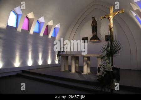 Autel. Jésus-Christ sur la croix. Eglise Notre-Dame d'Espérance. Villemomble. Seine-Saint-Denis. Frankreich. Europa. Stockfoto