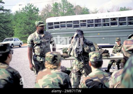 Soldaten der 1101. Signalbrigade werden im Umgang mit Schutzmasken während der allgemeinen Übungen unterwiesen. Basis: Fort Myer, Arlington Bundesstaat: Virginia (VA) Land: Vereinigte Staaten von Amerika (USA) Stockfoto