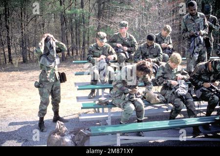 Soldaten der 1101. Signalbrigade werden im Umgang mit Schutzmasken während der allgemeinen Übungen unterwiesen. Basis: Fort Myer, Arlington Bundesstaat: Virginia (VA) Land: Vereinigte Staaten von Amerika (USA) Stockfoto