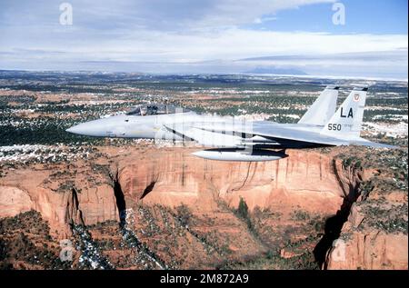 LT. OBERST. Hollis K. Fox, Kommandant der 550. Taktischen Kampfgeschwader, nimmt sein F-15 Eagle-Flugzeug tief über einem mesa nahe Monument Valley. Bundesstaat: Arizona (AZ) Land: Vereinigte Staaten von Amerika (USA) Stockfoto