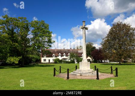 War Memorial und Hütten auf dem Dorfplatz, Ickwell Dorf, Bedfordshire, England, Grossbritannien Stockfoto