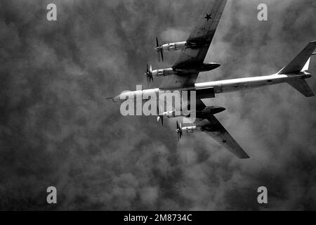 Luftaufnahme der Unterseite eines TU-95 sowjetischen Bear F-Flugzeugs. Land: Unbekannt Stockfoto