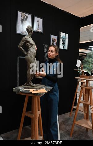 Auf der diesjährigen Messe werden zahlreiche einzigartige Kunstwerke und Antiquitäten verkauft. Die Zukunft der britischen Handwerkskunst wird am Stand des QEST (Queen Elizabeth Scholarship Trust) präsentiert, der von den Messeveranstaltern The Antiques Dealers Fair Limited unterstützt wird. DER QEST-Gelehrte Poppy Field, dessen Skulptur der verstorbenen Königin Elizabeth II. Und Prinz Philip in diesem Jahr in der Royal Albert Hall errichtet werden soll, wird zusammen mit Gordon Robertson seine Kreationen aus Zinn und Metallarbeiten skulpturieren (Zwei weitere QEST-Gelehrte stellen am Wochenende aus. Stockfoto