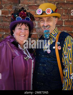 Porträt eines männlichen und weiblichen Steampunks. Steampunk-Paar. Lächelt, lacht und schaut direkt in die Kamera. Stockfoto