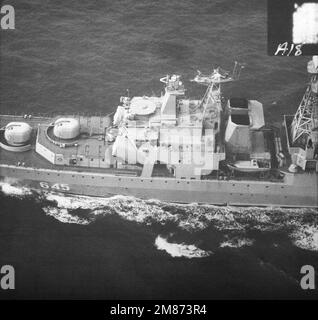 Ein Hafenblick auf den Oberbau des sowjetischen Udaloy-Unterrichts-Raketenzerstörers MARSCHALL WASSILJEWSKI im Gange. An Deck sind von links nach rechts zwei 100-mm/70-Kaliber-Pistolenhalterungen und zwei Vierfach-SS-N-14-Silex-Raketenrohre sichtbar. Land: Unbekannt Stockfoto