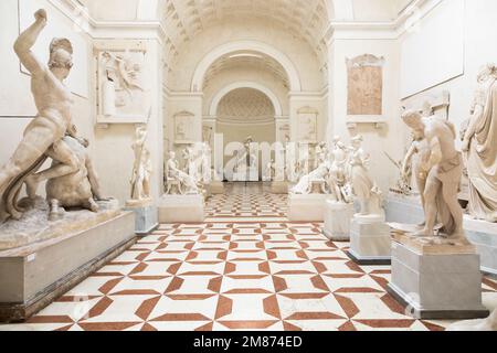 Possagno, Italien - Juni 2022: Antonio Canova Museum. Inneneinrichtung der Galerie mit antiken Statuen Stockfoto