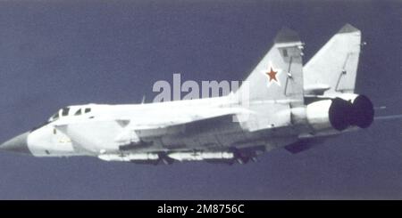 Eine Air-to-Air-Ansicht von links eines sowjetischen MiG-31 Foxhound-Flugzeugs. Land: Unbekannt Stockfoto