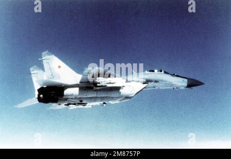 Eine Luft-Luft-Ansicht von rechts eines sowjetischen MiG-29 Fulcrum Flugzeugs. Land: Unbekannt Stockfoto
