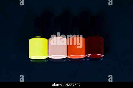 Nagellack, Gelb-Beige-Rot-Burgund Nagellack Stockfoto