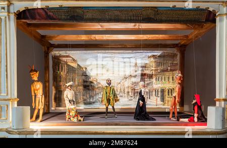 Vintage Puppentheater aus Holz. Alte historische Marionetten Stockfoto