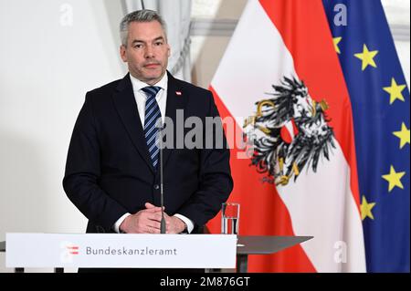 Wien, Österreich. 12. Januar 2023. Presspoint im Bundeskanzleramt mit dem österreichischen Bundeskanzler Karl Nehammer (ÖVP) Stockfoto