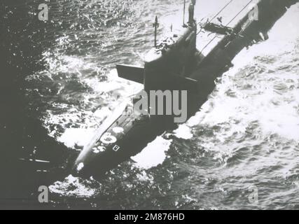 Ein Hafenviertel-Blick von oben auf ein behindertes, nuklearbetriebenes, ballistisches Raketen-U-Boot der sowjetischen Yankee-Klasse. Land: Unbekannt Stockfoto