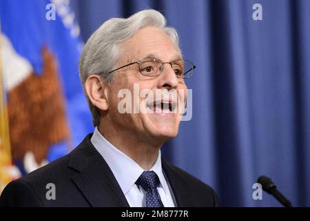 Washington, Usa. 12. Januar 2023. Generalstaatsanwalt Merrick Garland wird von den USA unterstützt Anwalt des Northern District of Illinois John Lausch für eine Pressekonferenz im Justizministerium in Washington, DC, am Donnerstag, den 12. Januar 2023, um die Ernennung von U.S. anzukündigen Anwalt für den Bezirk Maryland Robert Hurr als Sonderanwalt, um die Entdeckung geheimer Dokumente zu untersuchen, die Präsident Joe Biden in seinem Heimatbüro aufbewahrt hat. Foto: Bonnie Cash/UPI Credit: UPI/Alamy Live News Stockfoto