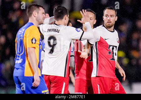 VEGHEL, NIEDERLANDE - JANUAR 12: Sander van de Streek vom FC Utrecht feiert nach dem ersten Tor seiner Teams Tasos Douvikas vom FC Utrecht während des Spiels der niederländischen TOTO KNVB Cup Runde 2 zwischen Blauw Geel '38 und FC Utrecht im Prins Willem Alexander Sportpark am 12. Januar, 2023 in Veghel, Niederlande (Foto: Joris Verwijst/Orange Pictures) Stockfoto