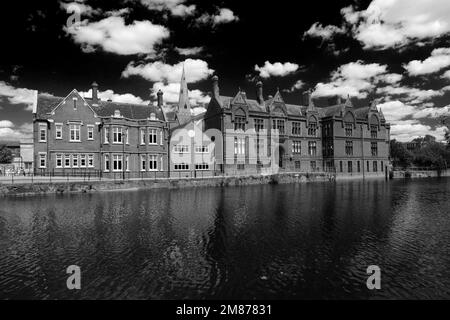 Gebäude entlang des Flusses Great Ouse Embankment, Bedford Stadt; Bedfordshire County, England, Großbritannien Stockfoto