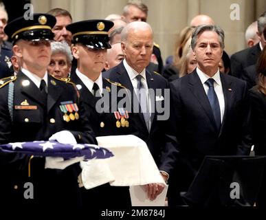 US-Präsident Joe Biden und US-Außenminister Antony Blinks nehmen am Donnerstag, den 12. Januar 2023, an einer Gedenkfeier für die ehemalige US-Verteidigungsministerin Ashton Baldwin Carter in der Washington National Cathedral in Washington, DC Teil. Kredit: Chris Kleponis/Pool über CNP/MediaPunch Stockfoto