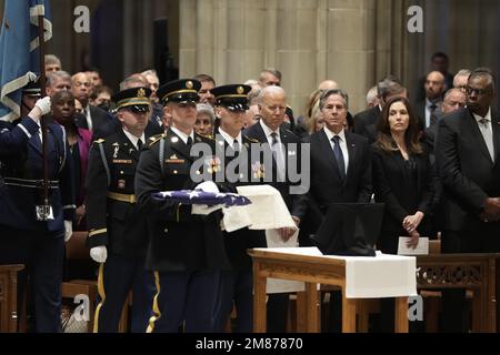 US-Präsident Joe Biden nimmt am Donnerstag, den 12. Januar 2023, an einer Gedenkfeier für den ehemaligen US-Verteidigungsminister Ashton Baldwin Carter in der Washington National Cathedral in Washington Teil. Kredit: Chris Kleponis/Pool über CNP/MediaPunch Stockfoto