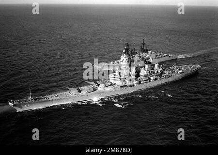Ein Luftbordbogenblick auf den Zerstörer USS DEYO (DD-989) und das Schlachtschiff USS IOWA (BB-61). Land: Atlantik (AOC) Stockfoto