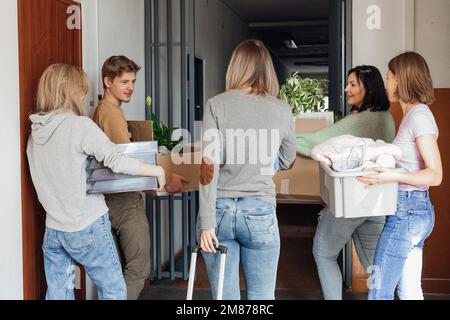 Rückblick auf Frauen und Männer, die einziehen und sich auf eine Geschäftsreise vorbereiten. Packt Sachen. Geschäftsreisen und Geschäftsreisen Stockfoto