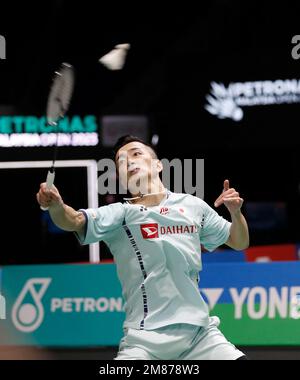 Kuala Lumpur, Malaysia. 12. Januar 2023. Kenta Nishimoto aus Japan spielt gegen Jonathan Christie aus Indonesien während der zweiten Runde der Petronas Malaysia Open 2023 in der Axiata Arena. Kenta Nishimoto aus Japan hat mit Punkten gewonnen; 21/21 : 15/17 (Foto von Wong Fok Loy/SOPA Images/Sipa USA). Kredit: SIPA USA/Alamy Live News Stockfoto