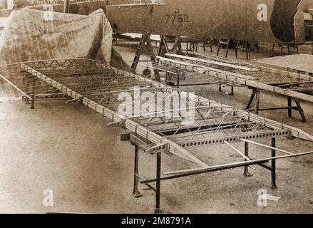 Flugzeugherstellung der 1930er Jahre in Großbritannien. Die Flügel eines Handley-Page-Bombers bauen. Stockfoto