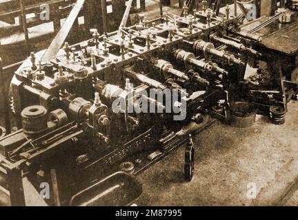 Flugzeugherstellung der 1930er Jahre in Großbritannien. Maschine zum Wellpappen von Metall für die Karosserie eines Armstrong-Whitworth-Flugzeugs Stockfoto