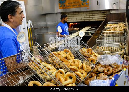 Bäcker, die Bagels im Stil von Montreal herstellen, im St. Viateur Bagel Shop. Mile End. Montreal. Quebec; Kanada Stockfoto