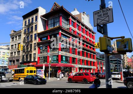 Ikonisches Eastbank Gebäude an der Kreuzung Canal Street mit Centre St in Manhattan Chinatown, Lower Manhattan, New York City. USA Stockfoto