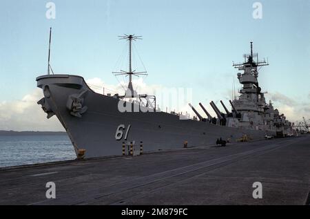 Ein Hafenbogenblick auf das Schlachtschiff USS IOWA (BB-61), das an einem Pier befestigt ist. Land: Honduras (HND) Stockfoto