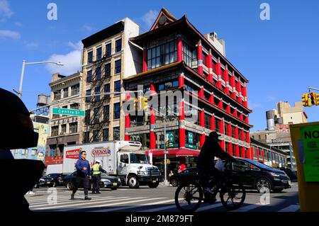 Ikonisches Eastbank Gebäude an der Kreuzung Canal Street mit Centre St in Manhattan Chinatown, Lower Manhattan, New York City. USA Stockfoto