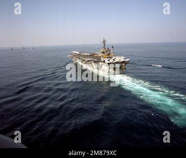 Ein Lufthafen-Viertelblick des Flugzeugträgers USS KITTY HAWK (CV-63) im Gange. Land: Unbekannt Stockfoto