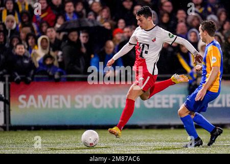 VEGHEL, NIEDERLANDE - JANUAR 12: Tasos Douvikas vom FC Utrecht, Jay van Boxtel von Blauw Geel 38 während des Spiels der niederländischen TOTO KNVB Cup Runde 2 zwischen Blauw Geel 38 und FC Utrecht im Prins Willem Alexander Sportpark am 12. Januar 2023 in Veghel, Niederlande (Foto von Joris Verwijst/Orange Pictures) Stockfoto